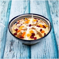 Luchtige, gestoomde couscous met amandelen schijfjes, poedersuiker, kaneel, cranberries/rozijnen en honing<br><br>