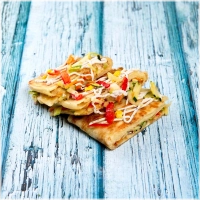 Lemsemen gevuld met verse groenten en geraspte kaas, geserveerd met truffelsaus en Andalouse saus. Geraspte kaas is ook beschikbaar in een vegan variant<br><br>