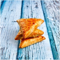 Gevuld bladerdeeg driehoekje met kip.