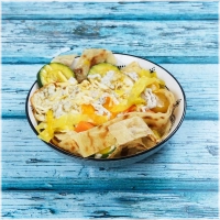 Onze exclusieve variatie van rfissa. Proef de mix van stukjes lemsemen overgoten met een geurige bouillon, romige roerei en huisgemaakte shakshuka met geraspte kaas. Geserveerd met keuze uit truffelsaus of andalouse saus<br><br>