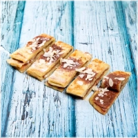 Warme msemen (Marokkaanse ambachtelijke pannenkoek) met dadelcrème, gesmolten kaas en honing<br><br>