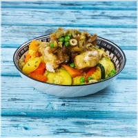 Een klassiek Berbers gerecht. yemma betekent mijn moeder in het Tamazight. Dit gerecht combineert couscous met groenten, kippendij, olijven, gekarameliseerde ui met rozijnen en een geurige bouillon