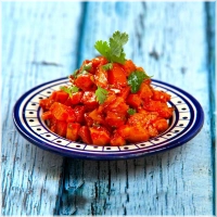 Marokkaanse wortelsalade is een frisse salade van gekookte wortelen, gekruid met citroen, olijfolie, komijn en koriander. Het is een licht en kruidig bijgerecht uit de Marokkaanse keuken<br><br>